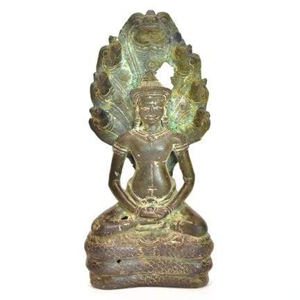 Sitzender Buddha auf Nagathron Buddha in Vajrasana