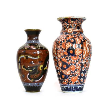 Zwei Vasen Im Imari-Stil bzw. Balustervase mit zwe