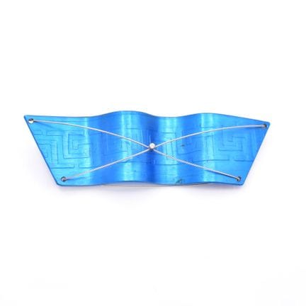 Brosche Gewellte Fom aus blau eloxiertem Aluminium