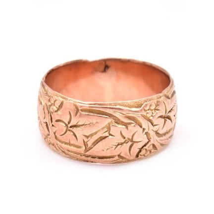 Ring Umlaufender reliefierter Blattdekor.  Birming