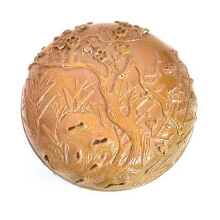 Dose Stülpdeckel. Reliefdekor: Prunus und Bambus. 