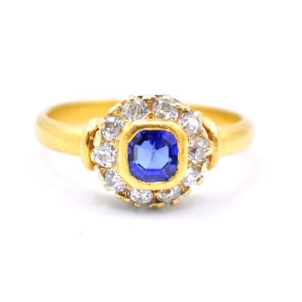 Ring Ringkopf besetzt mit einem blauen Farbstein, 
