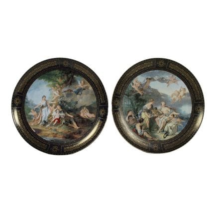 COPPIA DI PIATTI  in porcellana dipinta raffiguran