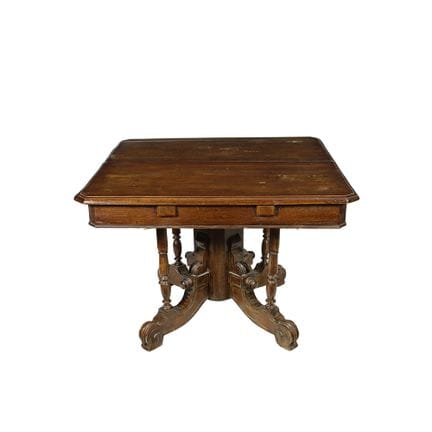 TABLE  en bois de noyer, à rallonges, de forme car