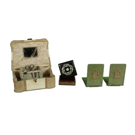 LOTTO COMPOSTO DA un necessaire con scatola rivest