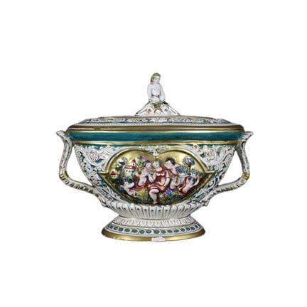 ZUPPIERA  in porcellana Capodimonte decorata a bas