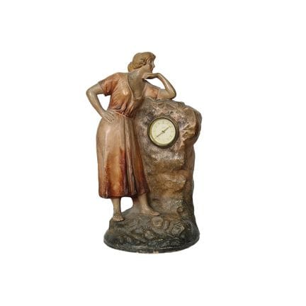 UHR aus polychromer Terrakotta, die eine weibliche