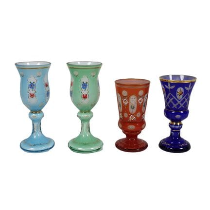 4 WEINGLÄSER aus opalfarbenem, geschnitztem Glas, 
