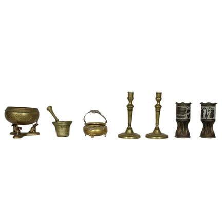 Lote compuesto por 2 candelabros de una sola vela,