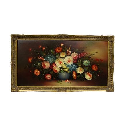 布面油画，描绘一幅花卉静物画，装裱于镀金木框中，20世纪意大利画派，画作尺寸：高59厘米×宽118厘
