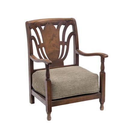 Arts & Crafts dressing chair in carved wood. Seat 