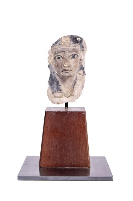 Head of a pharaoh in polychrome stone. The remains