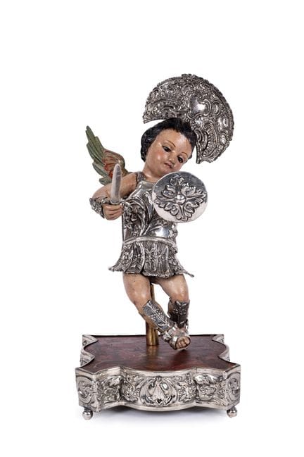 西班牙画派  17-18世纪
彩绘木雕。雕像身着盔甲，手持宝剑和盾牌，头戴银质光环，是带有CM印记的