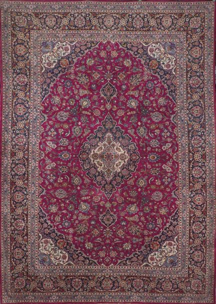 Large oriental Kashan rug made of wool and silk. R