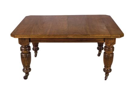 Victorian-style dining table in mahogany. Rectangu