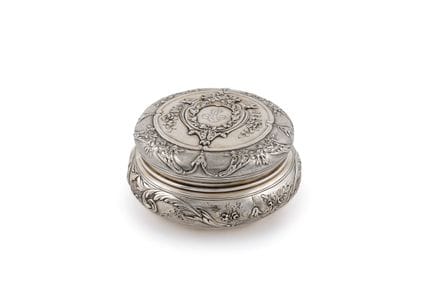 Powder box or bonbonnière in hallmarked French sil