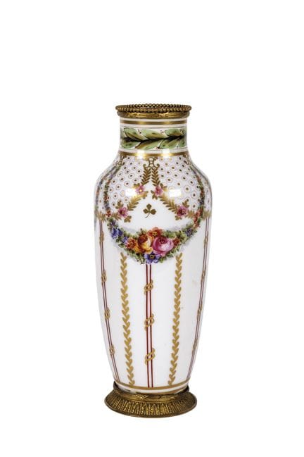 Small vase in French Sèvres porcelain. Enameled, g