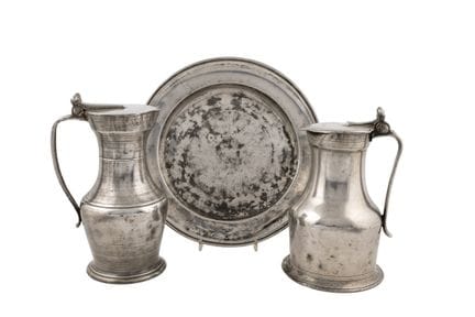 Lot consisting of two pewter jugs and a plate. The