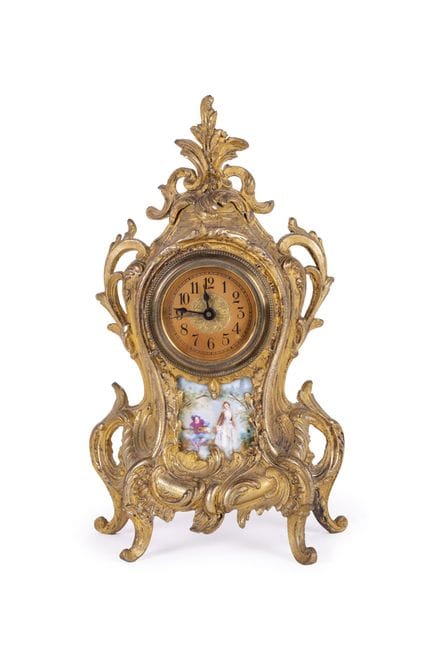 Louis XV style mantel clock made of gilt metal. De