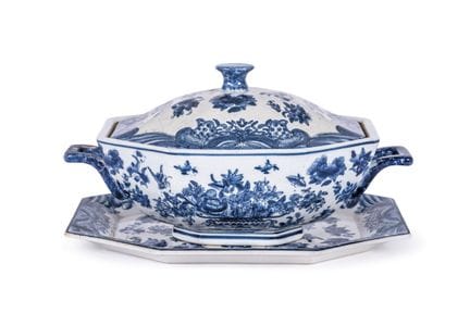 带底座的青花釉中国瓷汤盆。饰有花卉纹样。20世纪。汤盆尺寸为22×33×20厘米。
