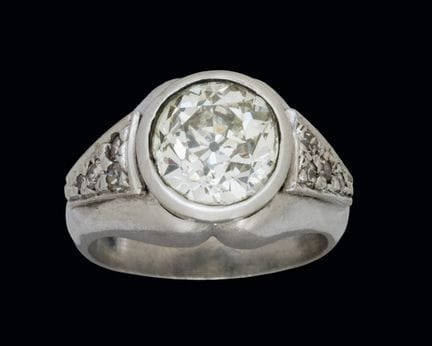 Platinring mit einem Diamanten im Altschliff von e