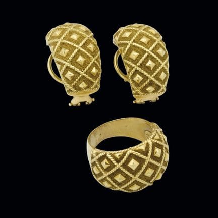 18K yellow gold ring and earrings with pyramid-sha