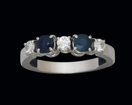 Ring aus 18-karätigem Weißgold mit blauen Saphiren