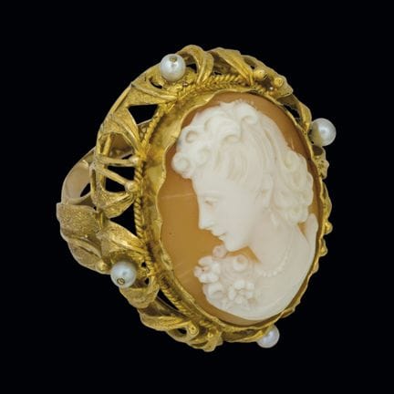 Ring aus 18-karätigem Gelbgold mit einem geschnitz