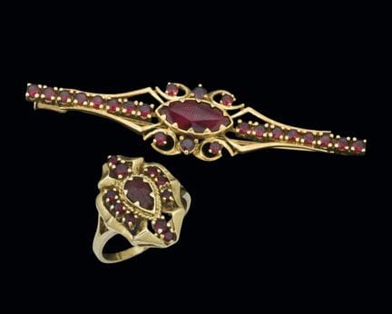 Brosche und Ring aus 18-karätigem Gelbgold mit Gra