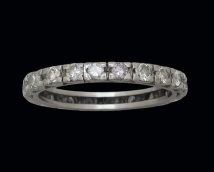 Ehering aus Platin mit Diamanten. Größe: 11. .
