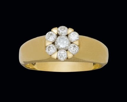 18K yellow gold ring with a diamond rosette. Weigh