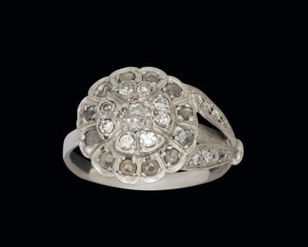 Ring aus 18-karätigem Weißgold mit einer Diamantro