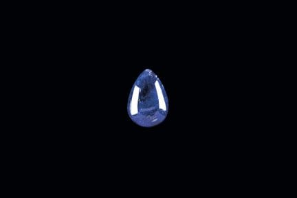 Tansanit, Cabochon im Birnenschliff, 23,03 Karat. 