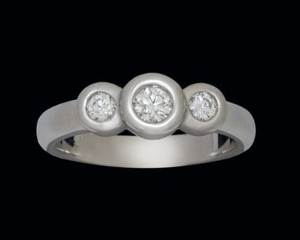 Ring aus 18-karätigem Weißgold mit drei Diamanten 
