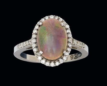 Silberring mit einem Edelstein-Opal im Ovalschliff