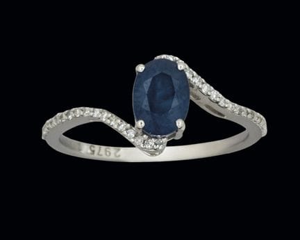 Platinring mit einem blauen Saphir im Ovalschliff 