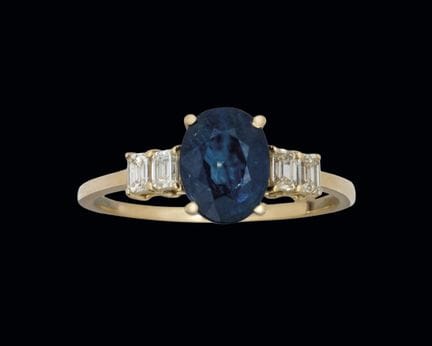Ring aus 14-karätigem Gelbgold mit einem oval gesc