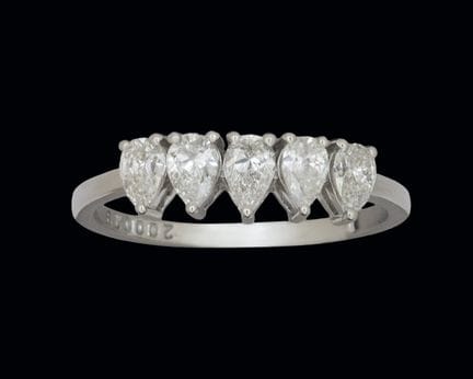 Platinring mit fünf birnenförmigen Diamanten mit e