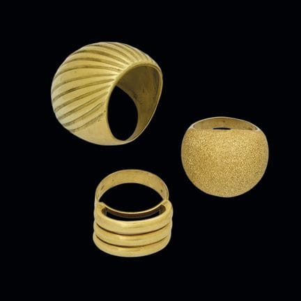 Set of three 18K yellow gold rings with a modern d