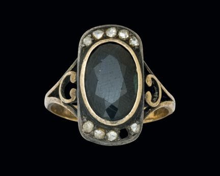 Schlichter Ring aus Gold und Silber mit einem synt