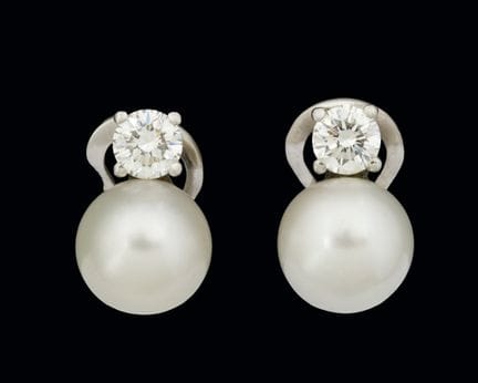 18K white gold earrings featuring a 10.7 mm Austra