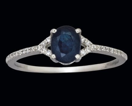 Platinring mit einem blauen Saphir im Ovalschliff 