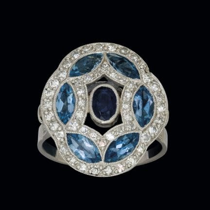 Platinring mit einem blauen Saphir in der Mitte (0