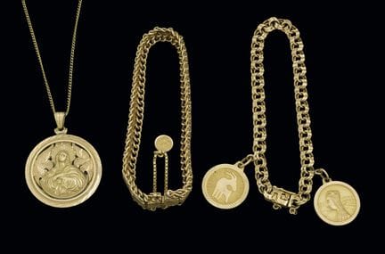 Assortment of 18K yellow gold jewelry pieces: chai