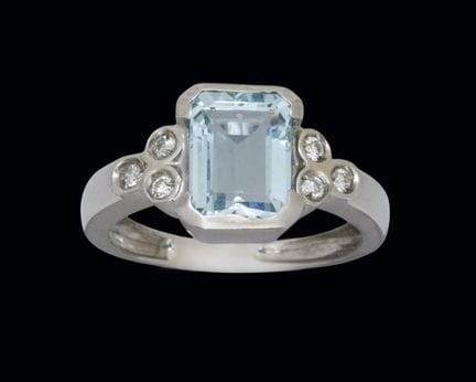 Ring aus 18-karätigem Weißgold mit einem Aquamarin