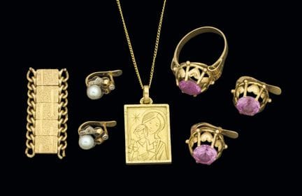Miscellaneous jewelry pieces, mostly 18K yellow go