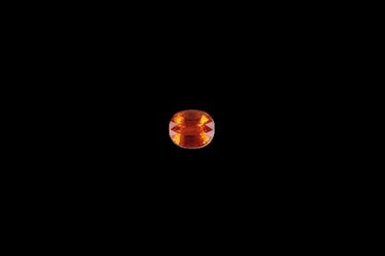 Mandarin-Granat, 3,47 Karat, ovaler Schliff. .