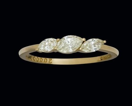 Ring aus 14-karätigem Gelbgold mit drei Diamanten 