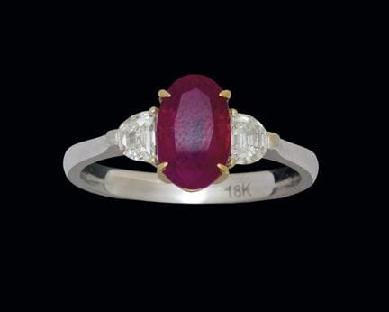Ring aus 18-karätigem Weißgold mit einem ovalen, n