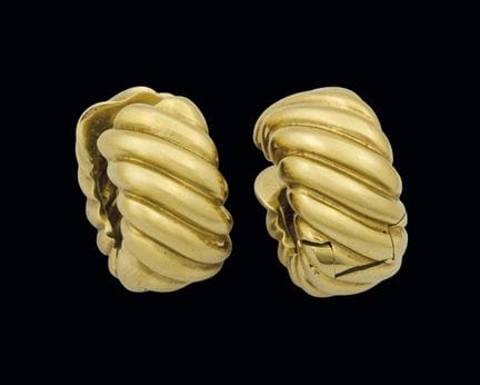 18K yellow gold stud earrings with a scalloped des